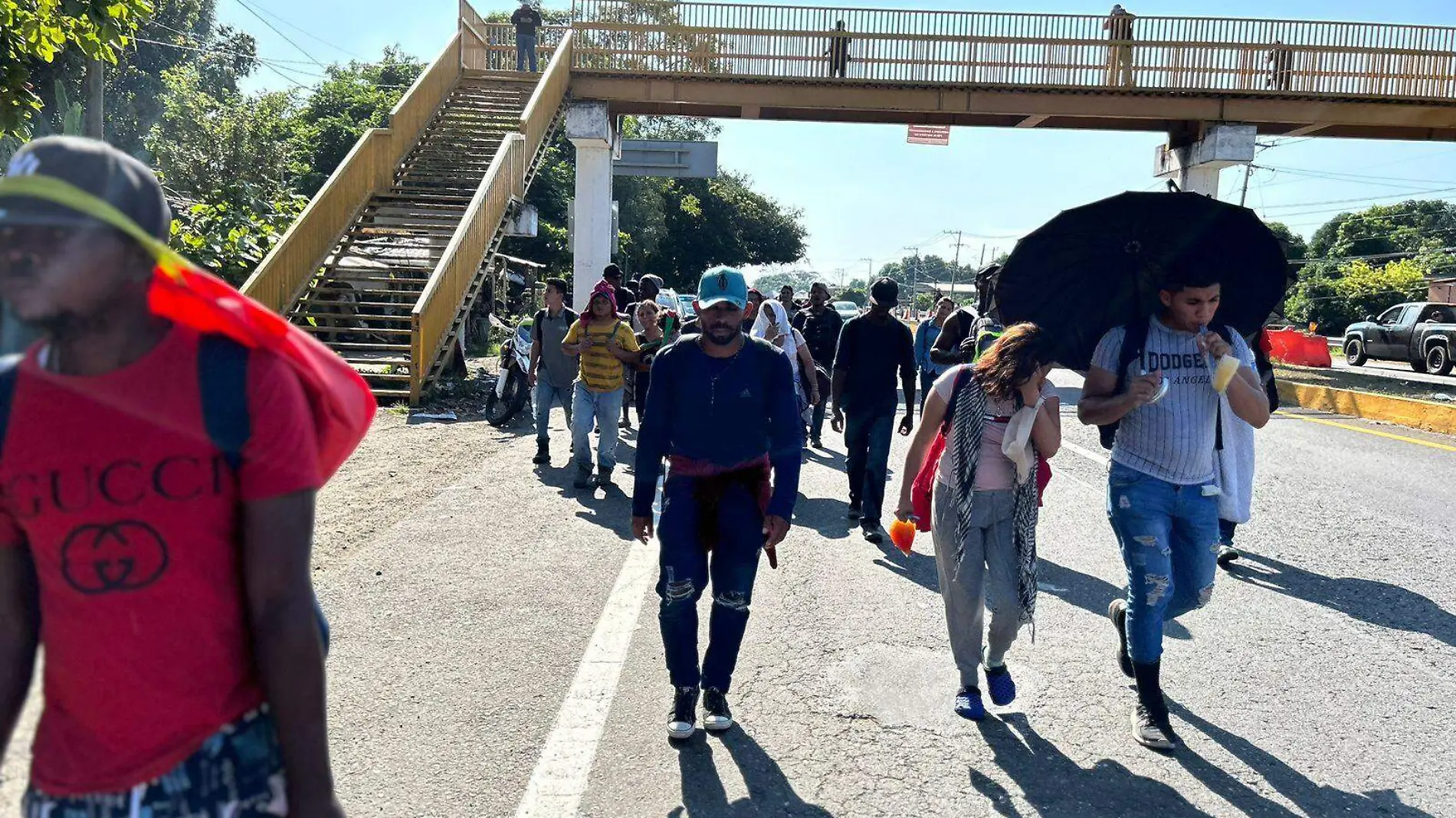 migrantes caminando en carretera